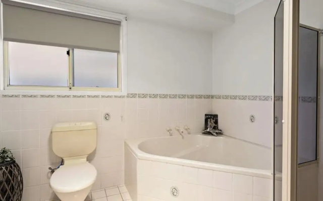 Modern 4BR Muswellbrook Stay – Bathroom – Muswellbrook