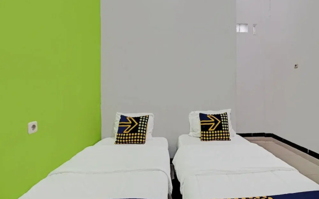 SPOT ON 92255 Lucky Guesthouse