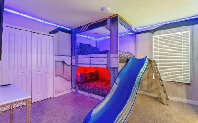 Upstay - Championsgate Home w Hot Tub-pool-cinema