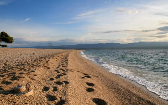 Apartments and rooms with parking space Bol, Brac - 2878