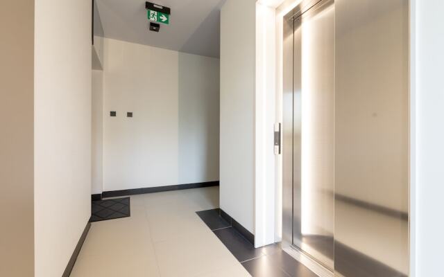 Warsaw Airport Shiny Apartment