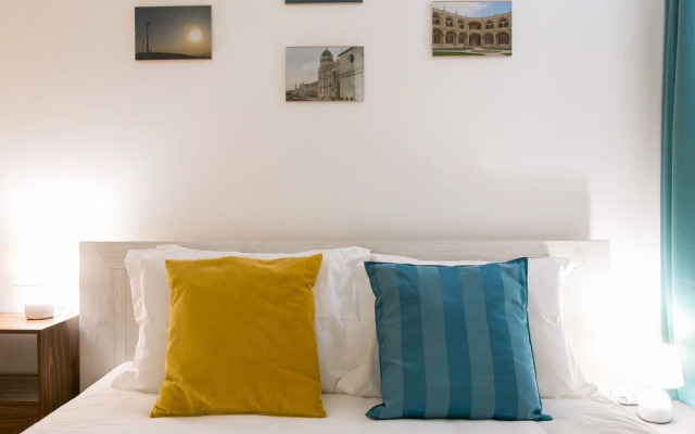 ALTIDO Modern Apt for 5 w/ workspace&private entrance, moments from Lisbon Cathedral