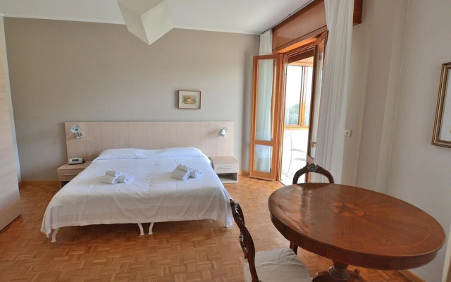 C Le Terrazze - 10 Sleeps With Shared Pool in Garda