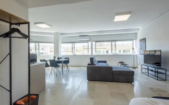Spacious Urban Retreat Central 2-bedroom Haven for 8