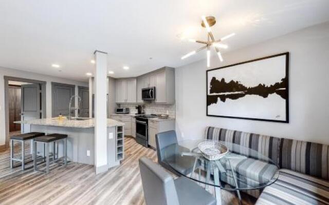 Eagle Springs East 206: White Fir Suite