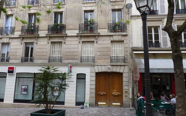 Rue Turgot Apartment