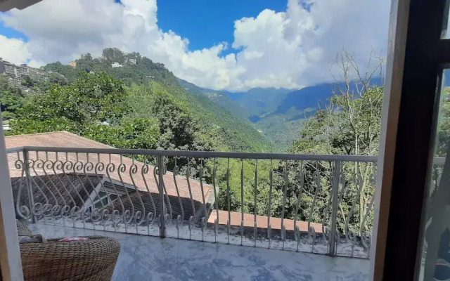 Ronglyang Lotus Villa Homestay (Near MG Road)