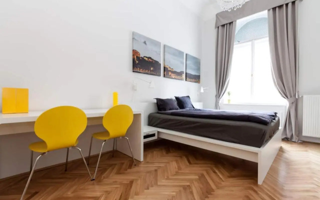 BpR Sophisticated Astoria Suite with Balcony
