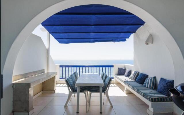 Santorini Akrotiri 28 (Family Only)
