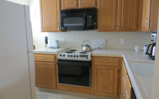 Cow Hollow Inn & Suites