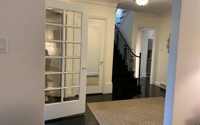 Spacious Luxury home, 5 min to Detroit golf club/ 4 car free parking!