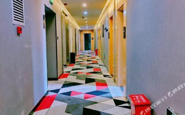 Shangkeyou hotel chain (Jinggu Bailong pedestrian street shop)