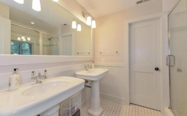 Lake Trail Treehouse