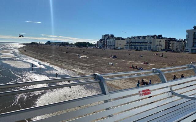 Ann Apartments opposite the Pier with sea view