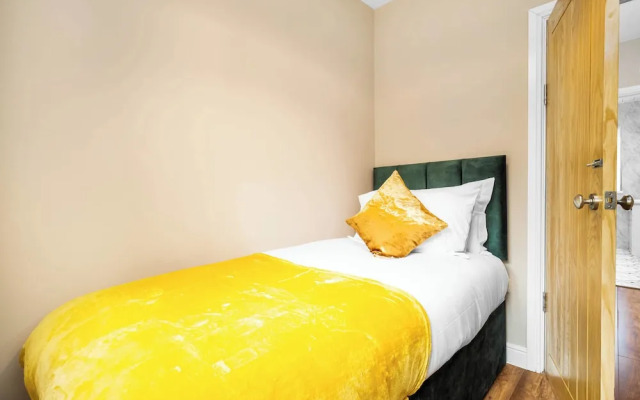Spacious 3 bed House/sleeps 5/free Parking-oldbury