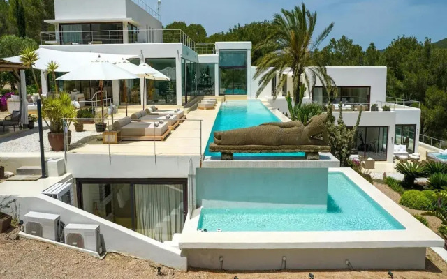 Holiday Home With Stunning Infinity Pool