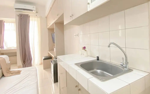 Good Location And Cozy Studio Springlake Summarecon Bekasi Apartment