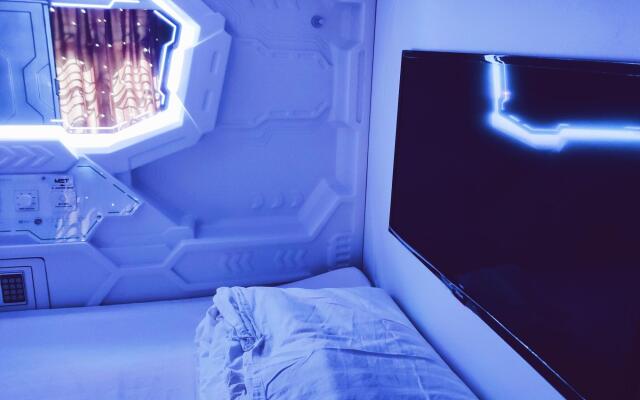 Met A Space Pod @ Arab Street