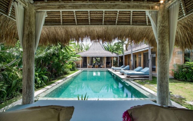 Luxury 4 Bedroom Villa With Private Pool, Bali Villa 2007
