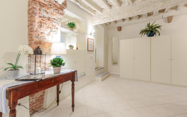 The 1400 s Apartment
