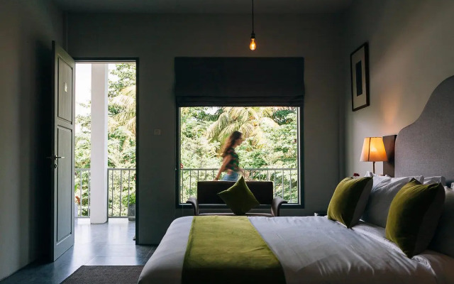 Lovinalife Room & Cafe