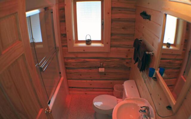 Mica Mountain Lodge & Log Cabins