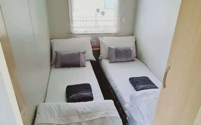3-bed Cabin, Sleeps 6 With Pool & 5 Mins to Beach