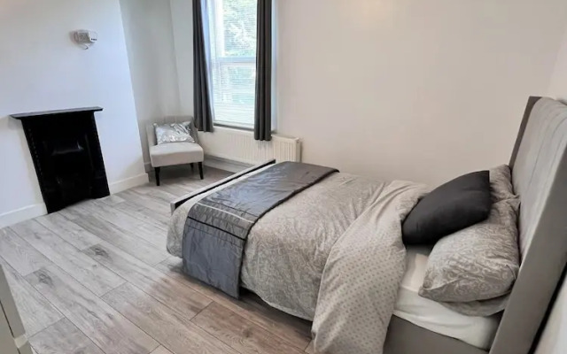 Gillingham - 3 Beds - Sleeps 6 - Garden - Wifi
