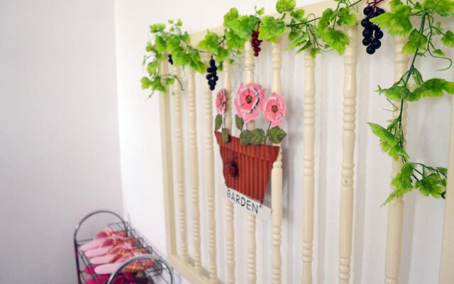 Manis-Manis Pink Lady Cottage