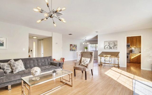 Woodridge - Private & Sanitized, Perfect for Social Distancing & Working From Home. Private Pool, Pet Friendly. Discounted During Pandemic. Super-host Support