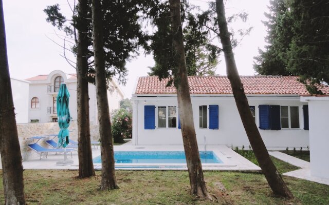 Petrovac Holiday House with pool