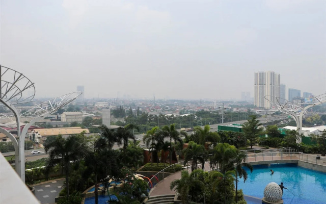 Beautiful Pool View Homey Spacious Studio At West Vista Apartment
