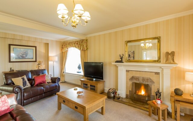 Vicarsford Farmhouse with Hot Tub near St Andrews