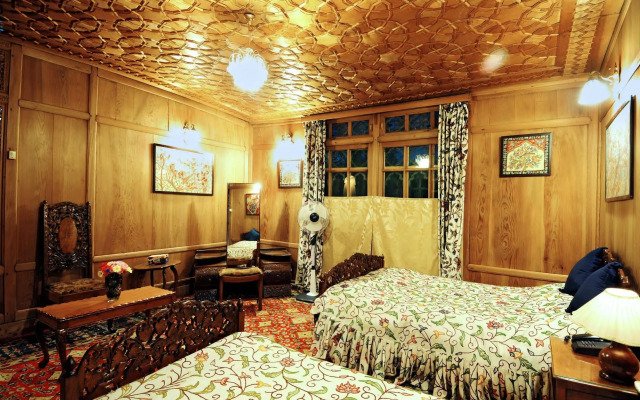 Wangnoo Houseboats