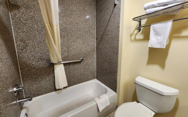 Days Inn & Suites by Wyndham Sam Houston Tollway