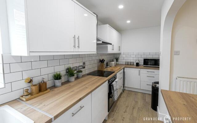 Stylish 4 bed house in Poole with Garden & Parking