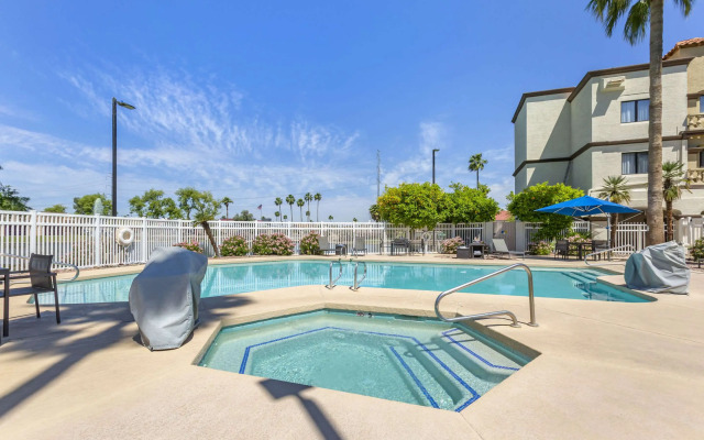 Windmill Suites Surprise - Phoenix, an Ascend Collection Hotel