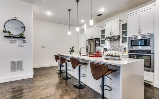 Cozysuites Luxe 3BR Uptown Home Great Rooftop