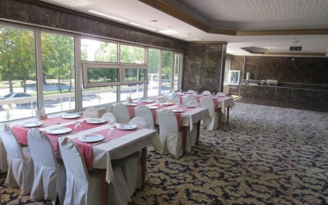 Eyna Hotel