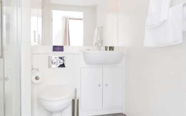 Spacious And Elegant City Centre Studio!