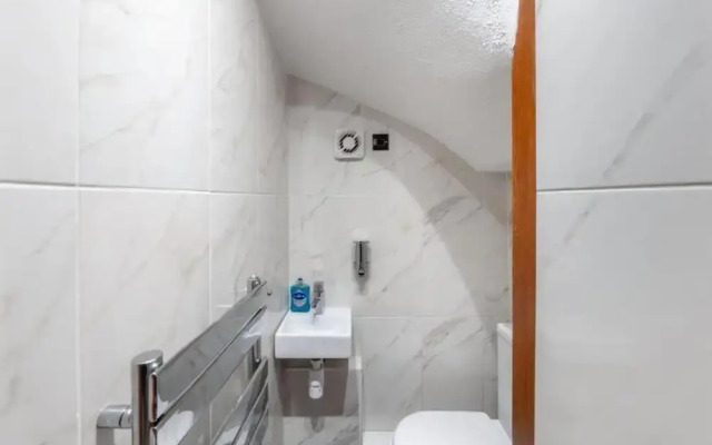 Tranquil and Lovely 5 bed House in Barnet