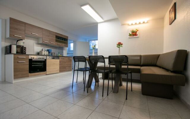 Tolstov-Hotels Convenient 4 Room Apartment