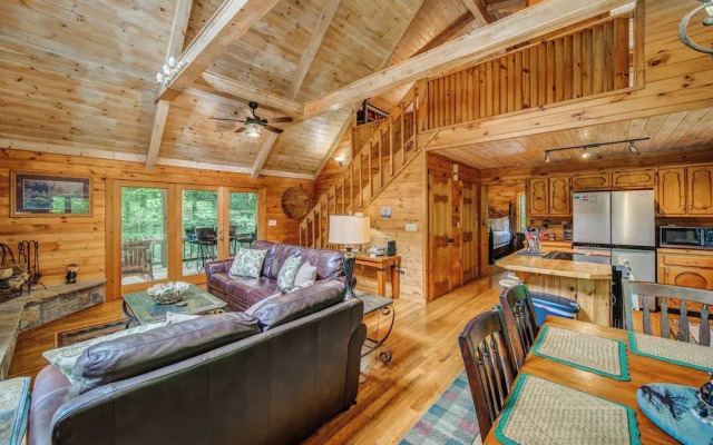 Bear Track Falls Peaceful, Quiet Mtn. Retreat!