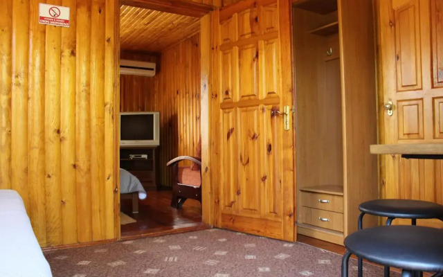 Hotel-complex Mizh Triokh Ozer