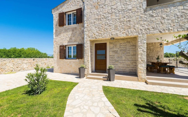 Luxury Villa With Heated Pool 05