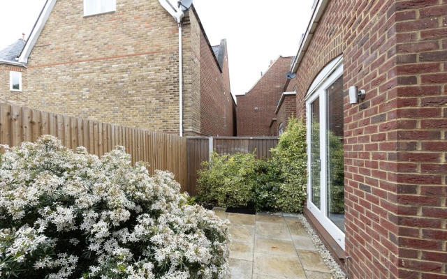 Immaculate Central Windsor Town House