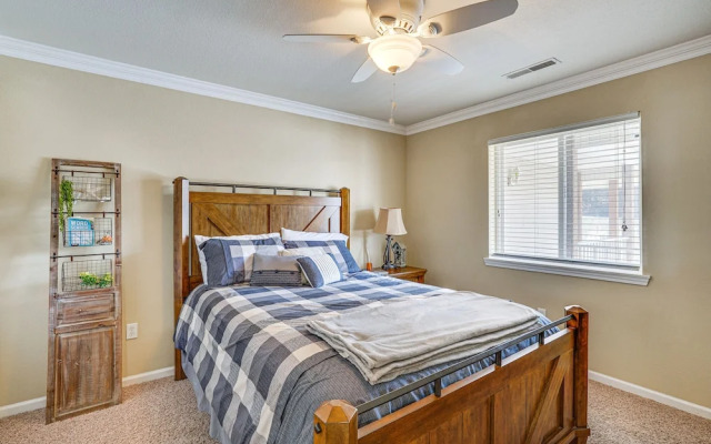 Lakefront Camdenton Condo: Grill & Community Pool