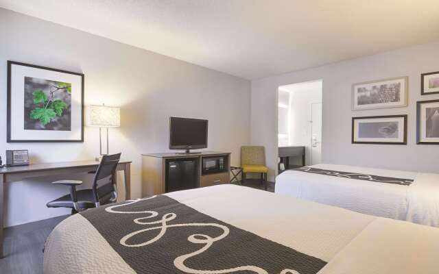 La Quinta Inn & Suites by Wyndham Hartford - Bradley Airport