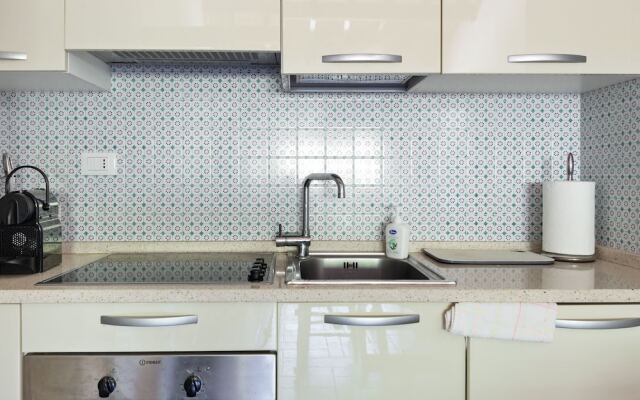 Waterfront Mansion in Rome near Lake