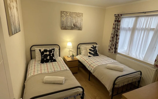 Spacious one Bedroom Apartment With Free Parking